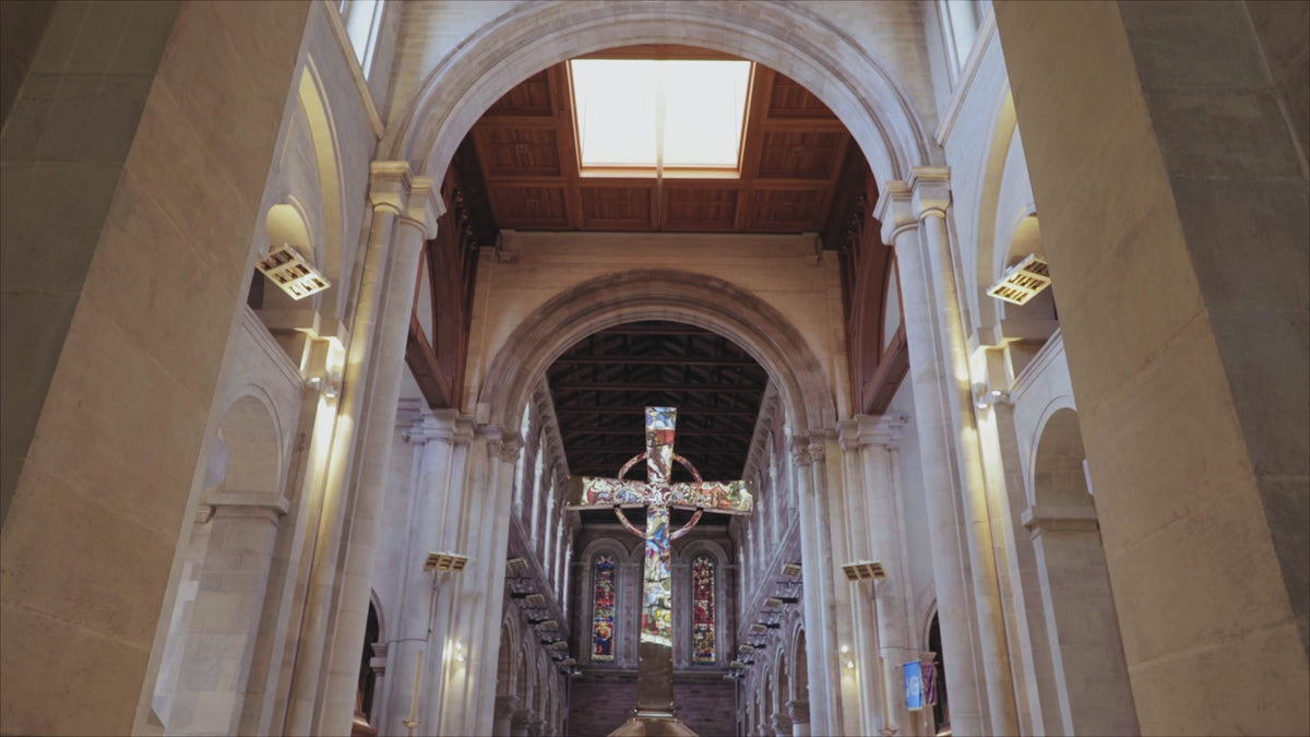 Vidéo montrant une croix colorée dans une église – inspiration chrétienne Just For God